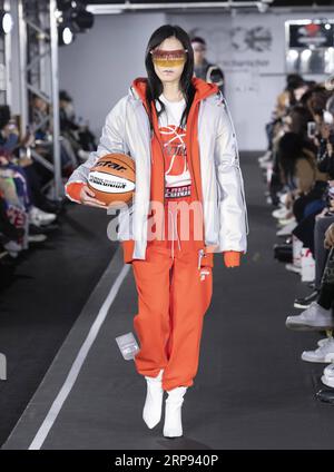 (190322) -- SEOUL, 22. März 2019 (Xinhua) -- Ein Modell präsentiert eine Kreation des Designers Park Hwan, gesungen während der Seoul Fashion Week 2019 in Seoul, Südkorea, 22. März 2019. (Xinhua/Lee Sang-ho) SÜDKOREA-SEOUL-FASHION WEEK PUBLICATIONxNOTxINxCHN Stockfoto