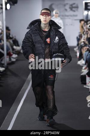 (190322) -- SEOUL, 22. März 2019 (Xinhua) -- Ein Modell präsentiert eine Kreation des Designers Park Hwan, gesungen während der Seoul Fashion Week 2019 in Seoul, Südkorea, 22. März 2019. (Xinhua/Lee Sang-ho) SÜDKOREA-SEOUL-FASHION WEEK PUBLICATIONxNOTxINxCHN Stockfoto