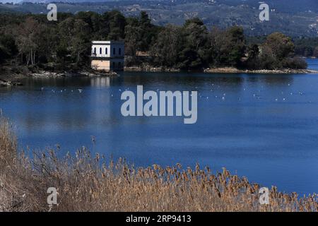 (190322) -- ATHEN, 22. März 2019 -- Foto aufgenommen am 20. März 2019 zeigt einen Blick auf den Marathon-See in der Region Ost-Attika, Griechenland. Der Marathonsee ist eines der wichtigsten Wasserreservoirs für Athen. Zur Funktion: Griechenlands Leitungswasserqualität bleibt nach achtjährigem Rettungsprogramm exzellent ) GRIECHENLAND-ATHEN-WELT-WASSERTAGESMARATHON MariosxLolos PUBLICATIONxNOTxINxCHN Stockfoto