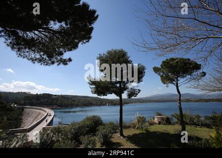 (190322) -- ATHEN, 22. März 2019 -- Foto aufgenommen am 20. März 2019 zeigt einen Blick auf den Marathon-See in der Region Ost-Attika, Griechenland. Der Marathonsee ist eines der wichtigsten Wasserreservoirs für Athen. Zur Funktion: Griechenlands Leitungswasserqualität bleibt nach achtjährigem Rettungsprogramm exzellent ) GRIECHENLAND-ATHEN-WELT-WASSERTAGESMARATHON MariosxLolos PUBLICATIONxNOTxINxCHN Stockfoto