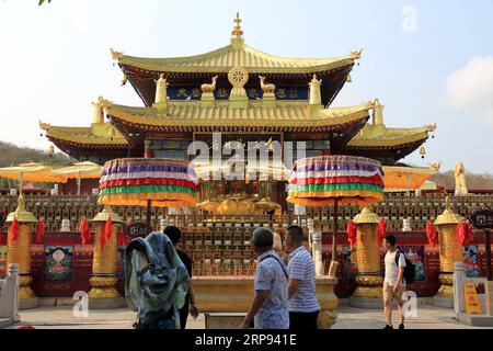 (190322) -- SANYA, 22. März 2019 -- Touristen besuchen einen Guanyin-Tempel in der Nanshan Cultural Tourism Zone in Sanya, Südchinas Provinz Hainan, 22. März 2019. Die 1998 gegründete Nanshan Cultural Tourism Zone ist ein landschaftlich reizvoller Ort im buddhistischen Stil, der zu den ersten nationalen 5A-Level-landschaftlich reizvollen Orten in der südchinesischen Küstenstadt Sanya gehört. Es ist zu einem wichtigen Symbol des Hainan-Tourismus geworden. Sui Xiankai) CHINA-HAINAN-SANYA-NANSHAN SCENIC SPOT (CN) suixiankai PUBLICATIONxNOTxINxCHN Stockfoto