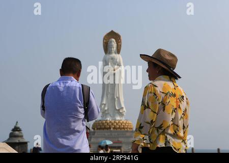 (190322) -- SANYA, 22. März 2019 -- Touristen besuchen die bemerkenswerte 108 Meter hohe dreiseitige Statue von Avalokitesvara Bodhisattva oder Guanyin in der Nanshan Cultural Tourism Zone in Sanya, Provinz Hainan in Südchina, 22. März 2019. Die 1998 gegründete Nanshan Cultural Tourism Zone ist ein landschaftlich reizvoller Ort im buddhistischen Stil, der zu den ersten nationalen 5A-Level-landschaftlich reizvollen Orten in der südchinesischen Küstenstadt Sanya gehört. Es ist zu einem wichtigen Symbol des Hainan-Tourismus geworden. Sui Xiankai) CHINA-HAINAN-SANYA-NANSHAN SCENIC SPOT (CN) suixiankai PUBLICATIONxNOTxINxCHN Stockfoto