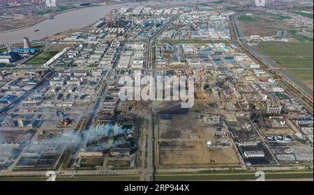 (190322) -- XIANGSHUI, 22. März 2019 (Xinhua) -- Luftaufnahme, aufgenommen am 22. März 2019, zeigt den Ort einer Explosion in einem Chemieindustriepark im Xiangshui County von Yancheng in der ostchinesischen Provinz Jiangsu. Tausende von Feuerwehrleuten und medizinischen Arbeitern und Hunderte von Krankenwagen und Feuerwehrwagen haben sich einer umfassenden Rettungsaktion angeschlossen, nachdem eine Explosion am Donnerstag ein Chemiewerk in einem Industriepark im Xiangshui County erschütterte. Die Explosion hat mindestens 47 Menschen getötet und Hunderte von anderen verletzt, 90 davon schwer. (XINHUA/LI BO) (SPOT NEWS)CHINA-JIANGSU-XIANGSHUI-EXPLOSION-SITE (CN) PUBLICATIO Stockfoto