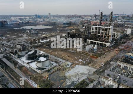 (190322) -- XIANGSHUI, 22. März 2019 (Xinhua) -- Luftaufnahme, aufgenommen am 22. März 2019, zeigt den Ort einer Explosion in einem Chemieindustriepark im Xiangshui County von Yancheng in der ostchinesischen Provinz Jiangsu. Tausende von Feuerwehrleuten und medizinischen Arbeitern und Hunderte von Krankenwagen und Feuerwehrwagen haben sich einer umfassenden Rettungsaktion angeschlossen, nachdem eine Explosion am Donnerstag ein Chemiewerk in einem Industriepark im Xiangshui County erschütterte. Die Explosion hat mindestens 47 Menschen getötet und Hunderte von anderen verletzt, 90 davon schwer. (XINHUA/LI BO) (SPOT NEWS)CHINA-JIANGSU-XIANGSHUI-EXPLOSION-SITE (CN) PUBLICATIO Stockfoto