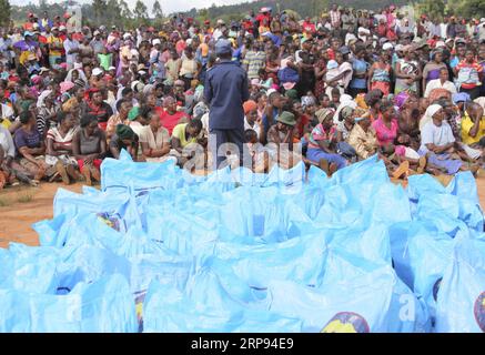 (190322) -- PEKING, 22. März 2019 -- Menschen aus dem Katastrophengebiet warten auf gespendete Lebensmittel in Chimanimani, Provinz Manicaland, Simbabwe, 22. März 2019. Der simbabwische Präsident Emmerson Mnangagwa hat am Donnerstag zwei Tage nationaler Trauer nach dem verheerenden Zyklon Idai erklärt, der 139 Menschen getötet und im Osten und Süden des Landes eine Spur der Zerstörung hinterlassen hat. Während die Rettungs- und Suchbemühungen fortgesetzt werden, fließen auch weiterhin Hilfsgüter von lokalen Menschen, Unternehmen, Regionalregierungen und internationalen Hilfsorganisationen an die Opfer. ) ) XIN Stockfoto