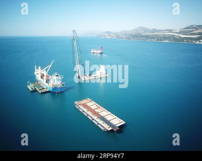 (190323) -- PELJESAC-HALBINSEL, 23. März 2019 (Xinhua) -- Luftaufnahme vom 22. März 2019 zeigt die Baustelle der Peljesac-Brücke bei Komarna, Kroatien. Die Peljesac-Brücke ist eines der größten Infrastrukturprojekte in der Geschichte Kroatiens. Die Brücke wird die kroatische Halbinsel Peljesac mit dem kroatischen Festland verbinden und somit einen kurzen Streifen der benachbarten bosnischen Küste umgehen, der die Kontinuität des kroatischen Territoriums unterbricht. Ein chinesisches Konsortium unter der Leitung der China Road and Bridge Corporation (CRBC) gewann das Angebot für die erste Phase der Brücke und ihrer Zufahrtsstraßen i Stockfoto