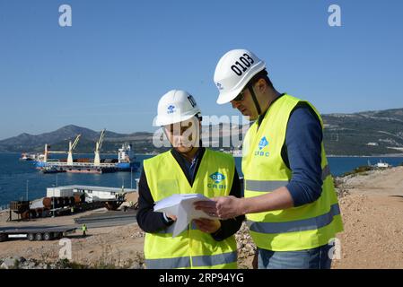 (190323) -- PELJESAC PENINSULA, 23. März 2019 (Xinhua) -- der chinesische Ingenieur Zhang Fei (L) und der kroatische Ingenieur Ivica Granic, beide Mitarbeiter der China Road and Bridge Corporation (CRBC), lasen am 21. März 2019 den Bauplan auf der Peljesac Peninsula (Kroatien). Die Peljesac-Brücke ist eines der größten Infrastrukturprojekte in der Geschichte Kroatiens. Die Brücke wird die kroatische Halbinsel Peljesac mit dem kroatischen Festland verbinden und somit einen kurzen Streifen der benachbarten bosnischen Küste umgehen, der die Kontinuität des kroatischen Territoriums unterbricht. Ein chinesisches Konsortium unter der Leitung von China Road und Brid Stockfoto