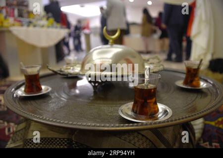(190323) -- ISTANBUL, 23. März 2019 (Xinhua) -- Ein traditionelles türkisches Teeset ist auf einer Veranstaltung in Istanbul, Türkei, am 23. März 2019 zu sehen. Tee wurde am Samstag in Istanbul als gemeinsames kulturelles Erbe der Türkei und Chinas präsentiert. ZU GEHEN MIT Tee präsentiert als gegenseitiges Erbe der Türkei, China in Istanbul (Xinhua/Xu Suhui) TÜRKEI-ISTANBUL-CHINA-GEGENSEITIGES ERBE-TEE PUBLICATIONxNOTxINxCHN Stockfoto