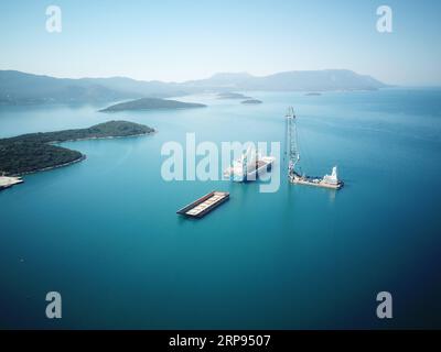 (190323) -- PELJESAC-HALBINSEL, 23. März 2019 (Xinhua) -- Luftaufnahme vom 22. März 2019 zeigt die Baustelle der Peljesac-Brücke bei Komarna, Kroatien. Die Peljesac-Brücke ist eines der größten Infrastrukturprojekte in der Geschichte Kroatiens. Die Brücke wird die kroatische Halbinsel Peljesac mit dem kroatischen Festland verbinden und somit einen kurzen Streifen der benachbarten bosnischen Küste umgehen, der die Kontinuität des kroatischen Territoriums unterbricht. Ein chinesisches Konsortium unter der Leitung der China Road and Bridge Corporation (CRBC) gewann das Angebot für die erste Phase der Brücke und ihrer Zufahrtsstraßen i Stockfoto