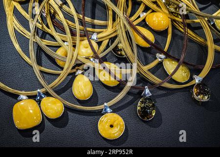 (190324) -- WARSCHAU, 24. März 2019 (Xinhua) -- Foto aufgenommen am 23. März 2019 zeigt Bernsteinprodukte während der 26. Internationalen Messe für Bernstein, Schmuck und Edelsteine in Danzig, Nordpolen. Die Veranstaltung, die vom 20. Bis 23. März stattfand, zog mehr als 470 Händler aus 54 Ländern und Regionen an. (Xinhua/Chen Xu) POLAND-GDANSK-INT L AMBER FAIR PUBLICATIONxNOTxINxCHN Stockfoto