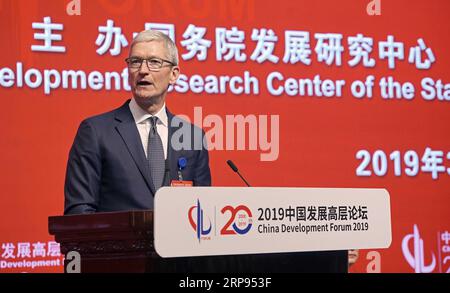 (190324) -- PEKING, 24. März 2019 (Xinhua) -- Apple CEO Tim Cook spricht auf dem Economic Summit of China Development Forum 2019 in Peking, Hauptstadt Chinas, 23. März 2019. Das dreitägige China Development Forum, das am Samstag seinen Anfang nahm, wird sich auf Schlüsselthemen wie die angebotsseitige Strukturreform, neue Maßnahmen einer proaktiven Finanzpolitik, die Öffnung des Finanzsektors und die Finanzstabilität konzentrieren. Mehr als 50 Beamte aus den Departements der chinesischen Zentralregierung und mehr als 150 Delegierte aus Übersee werden an dem Forum teilnehmen, darunter 96 Führungskräfte aus der Weltliga Stockfoto