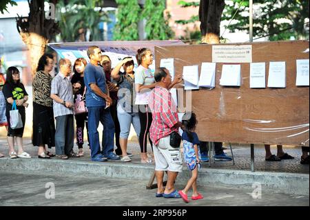 (190324) -- BANGKOK, 24. März 2019 -- Thai-Leute warteten auf Wahllokale in Bangkok, Thailand, 24. März 2019. Die thailändischen Wähler strömen am Sonntag zu den ersten Parlamentswahlen seit dem Staatsstreich von 2014 in die Wahllokale des Landes. Die Wahlberechtigten stellen sich seit 6:00 Uhr Ortszeit in der Wahlstation auf. Premierminister Prayut Chan-o-cha gab um 8:30 Uhr Ortszeit seine Stimme an einer Station in Bangkok ab. ) THAILAND-BANGKOK-WAHLKAMPFRACHENXSAGEAMSAK PUBLICATIONxNOTxINxCHN Stockfoto