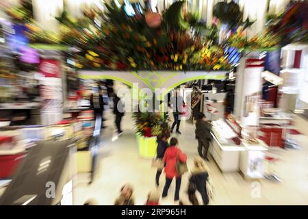 (190325) -- NEW YORK, 25. März 2019 (Xinhua) -- Leute besuchen Macy s Flower Show im Macy s Herald Square Flagship Store in New York, USA, am 25. März 2019. Die jährliche Blumenschau findet vom 24. März bis zum 7. April dieses Jahres statt. Mit dem Thema Journey to Paradisios, Operation: Inspiration, zeigt die Show mehr als 5.000 Arten von Pflanzen, die verschiedene Weltraumthemen darstellen. (Xinhua/Wang Ying) U.S.-NEW YORK-MACY S FLOWER SHOW PUBLICATIONxNOTxINxCHN Stockfoto