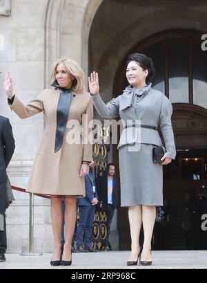 (190325) -- PARIS, 25. März 2019 -- die Ehefrau des chinesischen Präsidenten Xi Jinping, Peng Liyuan, begleitet von der Frau Brigitte Macron des französischen Präsidenten Emmanuel Macron, besucht am 25. März 2019 die Opera Garnier in Paris. ) FRANCE-PARIS-PENG LIYUAN-OPERA GARNIER-VISIT DINGXLIN PUBLICATIONXNOTXINXCHN Stockfoto