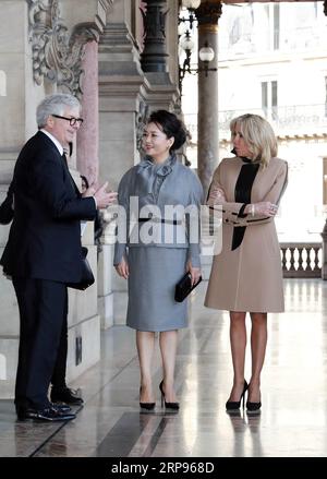 (190325) -- PARIS, 25. März 2019 -- die Ehefrau des chinesischen Präsidenten Xi Jinping, Peng Liyuan, begleitet von der Frau Brigitte Macron des französischen Präsidenten Emmanuel Macron, besucht am 25. März 2019 die Opera Garnier in Paris. ) FRANCE-PARIS-PENG LIYUAN-OPERA GARNIER-VISIT DINGXLIN PUBLICATIONXNOTXINXCHN Stockfoto
