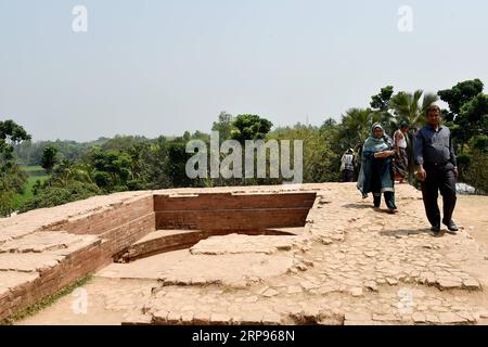 (190326) -- BOGRA, 26. März 2019 -- Menschen besuchen Mahasthangarh, eine der frühesten archäologischen Stätten in Bangladesch, Bogra, etwa 197 km nordwestlich von Dhaka, 25. März 2019. Mahasthangarh ist eine der frühesten archäologischen Stätten, die bisher in Bangladesch entdeckt wurden und die Überreste der antiken Stadt Pundranagar sind. Stringer) BANGLADESCH-BOGRA-ARCHÄOLOGISCHE STÄTTE Naim-ul-karim PUBLICATIONxNOTxINxCHN Stockfoto