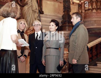(190325) -- PARIS, 25. März 2019 -- die Ehefrau des chinesischen Präsidenten Xi Jinping, Peng Liyuan, begleitet von der Frau Brigitte Macron des französischen Präsidenten Emmanuel Macron, besucht am 25. März 2019 die Opera Garnier in Paris. ) FRANCE-PARIS-PENG LIYUAN-OPERA GARNIER-VISIT DINGXLIN PUBLICATIONXNOTXINXCHN Stockfoto