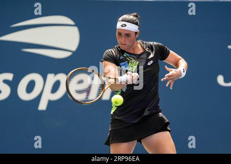 Ons Jabeur (tun) nahm an der 1. Runde der Women's Singles beim US Open Tennis 2023 Teil. Stockfoto