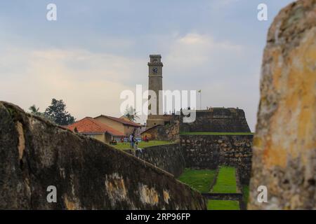 Alter Uhrenturm im Galle Dutch Fort 17. Centurys Ruine der niederländischen Burg, die zum UNESCO-Weltkulturerbe in Sri Lanka gehört Stockfoto