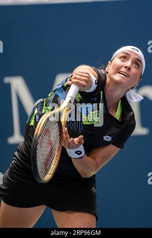 Ons Jabeur (tun) nahm an der 1. Runde der Women's Singles beim US Open Tennis 2023 Teil. Stockfoto