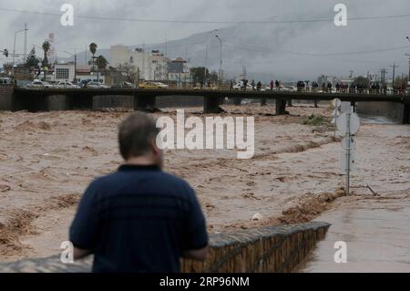 Nachrichten Themen der Woche KW13 Nachrichten Bilder des Tages 190327 -- SHIRAZ, 27. März 2019 -- Ein Mann steht an einem überfluteten Fluss in Shiraz, Süd-Iran, 26. März 2019. Mindestens 25 Menschen wurden bei den schweren Regenfällen und den nachfolgenden Überschwemmungen in der vergangenen Woche im Iran getötet. IRAN-SHIRAZ-FLOOD-AFTERMATH AhmadxHalabisaz PUBLICATIONxNOTxINxCHN Stockfoto