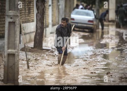 (190327) -- SHIRAZ, 27. März 2019 -- Ein Mann entfernt Schlamm nach einer Überschwemmung durch starke Regenfälle in Shiraz, Süd-Iran, 26. März 2019. Mindestens 25 Menschen wurden bei den schweren Regenfällen und den nachfolgenden Überschwemmungen in der vergangenen Woche im Iran getötet. ) IRAN-SHIRAZ-FLOOD-AFTERMATH AhmadxHalabisaz PUBLICATIONxNOTxINxCHN Stockfoto