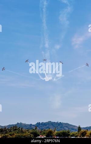 (190327) -- LANGKAWI, 27. März 2019 (Xinhua) -- Jupiter Aerobatic Team of Indonesia tritt während der 15. Langkawi International Maritime and Aerospace Exhibition (LIMA) in Langkawi, Malaysia, am 27. März 2019 auf. Die 15. Internationale Messe für Seeschifffahrt und Luft- und Raumfahrt in Langkawi (LIMA) startete am Dienstag, und Verteidigungsunternehmen aus der ganzen Welt wetteiferten um einen größeren Anteil an der asiatischen Verteidigungsindustrie. 390 Unternehmen aus der Verteidigungs- und Handelsindustrie aus 31 Ländern und Regionen nehmen an der fünftägigen Veranstaltung Teil. (Xinhua/Zhu Wei) MALAYSIA-LANGKAWI-AEROSPACE-MARITIME-AUSSTELLUNG Stockfoto