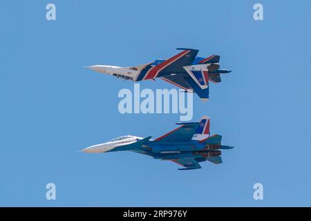 (190327) -- LANGKAWI, 27. März 2019 (Xinhua) -- Russische Ritter Su-30SM Kampfflugzeuge treten während der 15. Langkawi International Maritime and Aerospace Exhibition (LIMA) in Langkawi, Malaysia, am 27. März 2019 auf. Die 15. Internationale Messe für Seeschifffahrt und Luft- und Raumfahrt in Langkawi (LIMA) startete am Dienstag, und Verteidigungsunternehmen aus der ganzen Welt wetteiferten um einen größeren Anteil an der asiatischen Verteidigungsindustrie. 390 Unternehmen aus der Verteidigungs- und Handelsindustrie aus 31 Ländern und Regionen nehmen an der fünftägigen Veranstaltung Teil. (Xinhua/Zhu Wei) MALAYSIA-LANGKAWI-AEROSPACE-MARITIME-AUSSTELLUNG Stockfoto