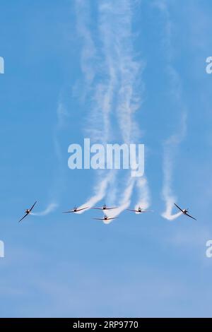 (190327) -- LANGKAWI, 27. März 2019 (Xinhua) -- Jupiter Aerobatic Team of Indonesia tritt während der 15. Langkawi International Maritime and Aerospace Exhibition (LIMA) in Langkawi, Malaysia, am 27. März 2019 auf. Die 15. Internationale Messe für Seeschifffahrt und Luft- und Raumfahrt in Langkawi (LIMA) startete am Dienstag, und Verteidigungsunternehmen aus der ganzen Welt wetteiferten um einen größeren Anteil an der asiatischen Verteidigungsindustrie. 390 Unternehmen aus der Verteidigungs- und Handelsindustrie aus 31 Ländern und Regionen nehmen an der fünftägigen Veranstaltung Teil. (Xinhua/Zhu Wei) MALAYSIA-LANGKAWI-AEROSPACE-MARITIME-AUSSTELLUNG Stockfoto