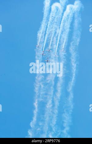 (190327) -- LANGKAWI, 27. März 2019 (Xinhua) -- Jupiter Aerobatic Team of Indonesia tritt während der 15. Langkawi International Maritime and Aerospace Exhibition (LIMA) in Langkawi, Malaysia, am 27. März 2019 auf. Die 15. Internationale Messe für Seeschifffahrt und Luft- und Raumfahrt in Langkawi (LIMA) startete am Dienstag, und Verteidigungsunternehmen aus der ganzen Welt wetteiferten um einen größeren Anteil an der asiatischen Verteidigungsindustrie. 390 Unternehmen aus der Verteidigungs- und Handelsindustrie aus 31 Ländern und Regionen nehmen an der fünftägigen Veranstaltung Teil. (Xinhua/Zhu Wei) MALAYSIA-LANGKAWI-AEROSPACE-MARITIME-AUSSTELLUNG Stockfoto