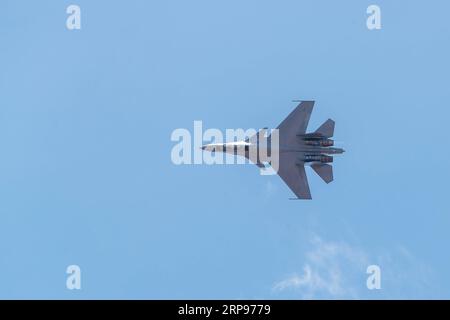 (190327) -- LANGKAWI, 27. März 2019 (Xinhua) -- Ein SU-30MKM-Kampfflugzeug der Royal Malaysian Air Force tritt während der 15. Langkawi International Maritime and Aerospace Exhibition (LIMA) in Langkawi, Malaysia, am 27. März 2019 auf. Die 15. Internationale Messe für Seeschifffahrt und Luft- und Raumfahrt in Langkawi (LIMA) startete am Dienstag, und Verteidigungsunternehmen aus der ganzen Welt wetteiferten um einen größeren Anteil an der asiatischen Verteidigungsindustrie. 390 Unternehmen aus der Verteidigungs- und Handelsindustrie aus 31 Ländern und Regionen nehmen an der fünftägigen Veranstaltung Teil. (Xinhua/Zhu Wei) MALAYSIA-LANGKAWI-AEROSPACE-MAR Stockfoto