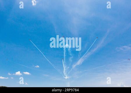 (190327) -- LANGKAWI, 27. März 2019 (Xinhua) -- Jupiter Aerobatic Team of Indonesia tritt während der 15. Langkawi International Maritime and Aerospace Exhibition (LIMA) in Langkawi, Malaysia, am 27. März 2019 auf. Die 15. Internationale Messe für Seeschifffahrt und Luft- und Raumfahrt in Langkawi (LIMA) startete am Dienstag, und Verteidigungsunternehmen aus der ganzen Welt wetteiferten um einen größeren Anteil an der asiatischen Verteidigungsindustrie. 390 Unternehmen aus der Verteidigungs- und Handelsindustrie aus 31 Ländern und Regionen nehmen an der fünftägigen Veranstaltung Teil. (Xinhua/Zhu Wei) MALAYSIA-LANGKAWI-AEROSPACE-MARITIME-AUSSTELLUNG Stockfoto