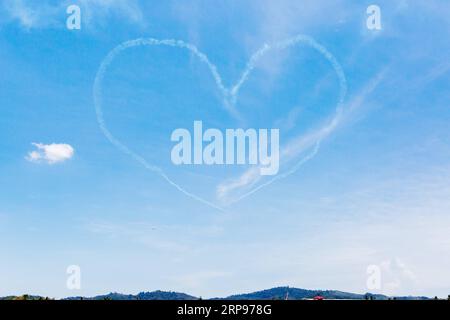 (190327) -- LANGKAWI, 27. März 2019 (Xinhua) -- Jupiter Aerobatic Team of Indonesia Make A A Heart in the Sky during the 15th Langkawi International Maritime and Aerospace Exhibition (LIMA) in Langkawi, Malaysia, 27. März 2019. Die 15. Internationale Messe für Seeschifffahrt und Luft- und Raumfahrt in Langkawi (LIMA) startete am Dienstag, und Verteidigungsunternehmen aus der ganzen Welt wetteiferten um einen größeren Anteil an der asiatischen Verteidigungsindustrie. 390 Unternehmen aus der Verteidigungs- und Handelsindustrie aus 31 Ländern und Regionen nehmen an der fünftägigen Veranstaltung Teil. (Xinhua/Zhu Wei) MALAYSIA-LANGKAWI-AEROSPACE-MARI Stockfoto