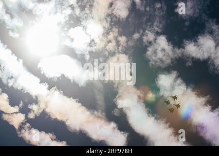 (190327) -- LANGKAWI, 27. März 2019 (Xinhua) -- Russische Ritter Su-30SM Kampfflugzeuge treten während der 15. Langkawi International Maritime and Aerospace Exhibition (LIMA) in Langkawi, Malaysia, am 27. März 2019 auf. Die 15. Internationale Messe für Seeschifffahrt und Luft- und Raumfahrt in Langkawi (LIMA) startete am Dienstag, und Verteidigungsunternehmen aus der ganzen Welt wetteiferten um einen größeren Anteil an der asiatischen Verteidigungsindustrie. 390 Unternehmen aus der Verteidigungs- und Handelsindustrie aus 31 Ländern und Regionen nehmen an der fünftägigen Veranstaltung Teil. (Xinhua/Zhu Wei) MALAYSIA-LANGKAWI-AEROSPACE-MARITIME-AUSSTELLUNG Stockfoto