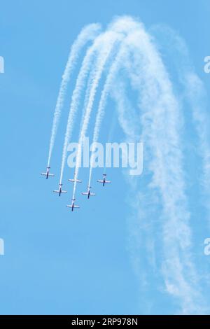 (190327) -- LANGKAWI, 27. März 2019 (Xinhua) -- Jupiter Aerobatic Team of Indonesia tritt während der 15. Langkawi International Maritime and Aerospace Exhibition (LIMA) in Langkawi, Malaysia, am 27. März 2019 auf. Die 15. Internationale Messe für Seeschifffahrt und Luft- und Raumfahrt in Langkawi (LIMA) startete am Dienstag, und Verteidigungsunternehmen aus der ganzen Welt wetteiferten um einen größeren Anteil an der asiatischen Verteidigungsindustrie. 390 Unternehmen aus der Verteidigungs- und Handelsindustrie aus 31 Ländern und Regionen nehmen an der fünftägigen Veranstaltung Teil. (Xinhua/Zhu Wei) MALAYSIA-LANGKAWI-AEROSPACE-MARITIME-AUSSTELLUNG Stockfoto