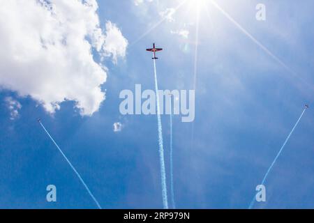 (190327) -- LANGKAWI, 27. März 2019 (Xinhua) -- Jupiter Aerobatic Team of Indonesia tritt während der 15. Langkawi International Maritime and Aerospace Exhibition (LIMA) in Langkawi, Malaysia, am 27. März 2019 auf. Die 15. Internationale Messe für Seeschifffahrt und Luft- und Raumfahrt in Langkawi (LIMA) startete am Dienstag, und Verteidigungsunternehmen aus der ganzen Welt wetteiferten um einen größeren Anteil an der asiatischen Verteidigungsindustrie. 390 Unternehmen aus der Verteidigungs- und Handelsindustrie aus 31 Ländern und Regionen nehmen an der fünftägigen Veranstaltung Teil. (Xinhua/Zhu Wei) MALAYSIA-LANGKAWI-AEROSPACE-MARITIME-AUSSTELLUNG Stockfoto