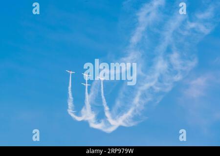 (190327) -- LANGKAWI, 27. März 2019 (Xinhua) -- Jupiter Aerobatic Team of Indonesia tritt während der 15. Langkawi International Maritime and Aerospace Exhibition (LIMA) in Langkawi, Malaysia, am 27. März 2019 auf. Die 15. Internationale Messe für Seeschifffahrt und Luft- und Raumfahrt in Langkawi (LIMA) startete am Dienstag, und Verteidigungsunternehmen aus der ganzen Welt wetteiferten um einen größeren Anteil an der asiatischen Verteidigungsindustrie. 390 Unternehmen aus der Verteidigungs- und Handelsindustrie aus 31 Ländern und Regionen nehmen an der fünftägigen Veranstaltung Teil. (Xinhua/Zhu Wei) MALAYSIA-LANGKAWI-AEROSPACE-MARITIME-AUSSTELLUNG Stockfoto