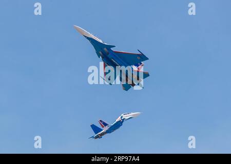 (190327) -- LANGKAWI, 27. März 2019 (Xinhua) -- Russische Ritter Su-30SM Kampfflugzeuge treten während der 15. Langkawi International Maritime and Aerospace Exhibition (LIMA) in Langkawi, Malaysia, am 27. März 2019 auf. Die 15. Internationale Messe für Seeschifffahrt und Luft- und Raumfahrt in Langkawi (LIMA) startete am Dienstag, und Verteidigungsunternehmen aus der ganzen Welt wetteiferten um einen größeren Anteil an der asiatischen Verteidigungsindustrie. 390 Unternehmen aus der Verteidigungs- und Handelsindustrie aus 31 Ländern und Regionen nehmen an der fünftägigen Veranstaltung Teil. (Xinhua/Zhu Wei) MALAYSIA-LANGKAWI-AEROSPACE-MARITIME-AUSSTELLUNG Stockfoto