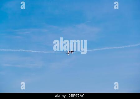 (190327) -- LANGKAWI, 27. März 2019 (Xinhua) -- Jupiter Aerobatic Team of Indonesia tritt während der 15. Langkawi International Maritime and Aerospace Exhibition (LIMA) in Langkawi, Malaysia, am 27. März 2019 auf. Die 15. Internationale Messe für Seeschifffahrt und Luft- und Raumfahrt in Langkawi (LIMA) startete am Dienstag, und Verteidigungsunternehmen aus der ganzen Welt wetteiferten um einen größeren Anteil an der asiatischen Verteidigungsindustrie. 390 Unternehmen aus der Verteidigungs- und Handelsindustrie aus 31 Ländern und Regionen nehmen an der fünftägigen Veranstaltung Teil. (Xinhua/Zhu Wei) MALAYSIA-LANGKAWI-AEROSPACE-MARITIME-AUSSTELLUNG Stockfoto