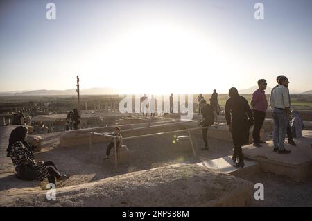 (190328) -- SHIRAZ, 28. März 2019 -- Touristen besuchen die antike persische Stadt Persepolis außerhalb von Shiraz im südlichen Iran am 27. März 2019. Persepolis, ein UNESCO-Weltkulturerbe, war die Hauptstadt des Achämenidenreiches von Persien (550-330 v. Chr.). Es war der König der Könige, Darius I., der eine beeindruckende Palastanlage erbaute, die von mesopotamischen Vorbildern inspiriert war. Die Bedeutung und Qualität der monumentalen Ruinen machen sie zu einer einzigartigen archäologischen Stätte. ) IRAN-SHIRAZ-WELTKULTURERBE-PERSEPOLIS AhmadxHalabisaz PUBLICATIONxNOTxINxCHN Stockfoto