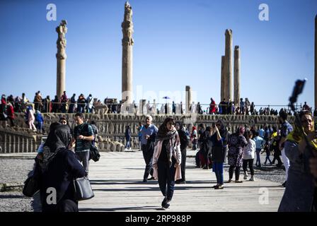 (190328) -- SHIRAZ, 28. März 2019 -- Touristen besuchen die antike persische Stadt Persepolis außerhalb von Shiraz im südlichen Iran am 27. März 2019. Persepolis, ein UNESCO-Weltkulturerbe, war die Hauptstadt des Achämenidenreiches von Persien (550-330 v. Chr.). Es war der König der Könige, Darius I., der eine beeindruckende Palastanlage erbaute, die von mesopotamischen Vorbildern inspiriert war. Die Bedeutung und Qualität der monumentalen Ruinen machen sie zu einer einzigartigen archäologischen Stätte. ) IRAN-SHIRAZ-WELTKULTURERBE-PERSEPOLIS AhmadxHalabisaz PUBLICATIONxNOTxINxCHN Stockfoto