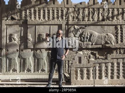 (190328) -- SHIRAZ, 28. März 2019 -- Ein Mann nimmt Selfie in der antiken persischen Stadt Persepolis außerhalb von Shiraz im südlichen Iran am 27. März 2019. Persepolis, ein UNESCO-Weltkulturerbe, war die Hauptstadt des Achämenidenreiches von Persien (550-330 v. Chr.). Es war der König der Könige, Darius I., der eine beeindruckende Palastanlage erbaute, die von mesopotamischen Vorbildern inspiriert war. Die Bedeutung und Qualität der monumentalen Ruinen machen sie zu einer einzigartigen archäologischen Stätte. ) IRAN-SHIRAZ-WELTKULTURERBE-PERSEPOLIS AhmadxHalabisaz PUBLICATIONxNOTxINxCHN Stockfoto