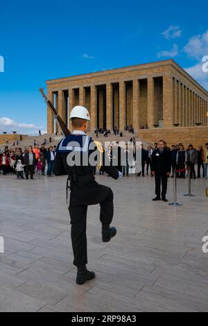 Türkische Ehrenwache marschiert auf zeremoniellen Hof. Mausoleum von Kemal Atatürk in Anitkabir. Ankara, Türkei Stockfoto