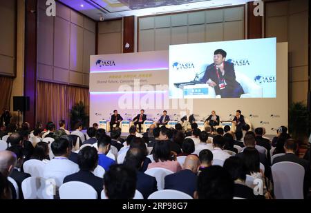 (190328) -- BOAO, 28. März 2019 (Xinhua) -- Menschen nehmen an der Sitzung der Automobilen bis zum Jahr 2050 während der Boao Forum for Asia (BFA) Jahreskonferenz in Boao, Südchinesische Provinz Hainan, am 28. März 2019 Teil. (Xinhua/Sui Xiankai) CHINA-BOAO FORUM-SESSION-AUTOMOBILE (CN) PUBLICATIONxNOTxINxCHN Stockfoto