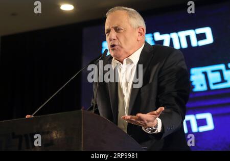 (190329) -- TEL AVIV, 29. März 2019 -- Benny Gantz, einer der Führer der israelischen Mittelpartei Blau und weiß, spricht während einer Pressekonferenz in Tel Aviv, Israel, am 27. März 2019. Die Wahlen in Israel finden am 9. April statt. JINI/Gideon Markowicz) ISRAEL-TEL AVIV-ELECTIONS-BENNY GANTZ guoyu PUBLICATIONxNOTxINxCHN Stockfoto