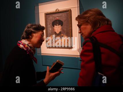 (190329) -- WASHINGTON D.C., 29. März 2019 (Xinhua) -- Besucher besuchen die Ausstellung mit dem Titel Empress of China s Forbidden City, 1644-1912 während einer Medienvorschau in der Arthur M. Sackler Gallery in Washington, D.C., USA, am 28. März 2019. Die Ausstellung beginnt am 30. März in der Galerie. (Xinhua/Liu Jie) U.S.-WASHINGTON D.C.-EXHIBITION-CHINA PUBLICATIONxNOTxINxCHN Stockfoto