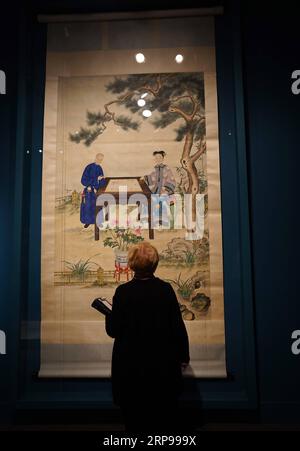 (190329) -- WASHINGTON D.C., 29. März 2019 (Xinhua) -- Ein Besucher betrachtet ein traditionelles chinesisches Gemälde auf der Ausstellung mit dem Titel Empress of China s Forbidden City, 1644-1912 während einer Medienvorschau in der Arthur M. Sackler Gallery des Smithsonian in Washington, D.C., USA, am 28. März 2019. Die Ausstellung beginnt am 30. März in der Galerie. (Xinhua/Liu Jie) U.S.-WASHINGTON D.C.-EXHIBITION-CHINA PUBLICATIONxNOTxINxCHN Stockfoto