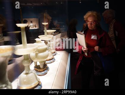 (190329) -- WASHINGTON D.C., 29. März 2019 (Xinhua) -- Besucher besuchen die Ausstellung mit dem Titel Empress of China s Forbidden City, 1644-1912 während einer Medienvorschau in der Arthur M. Sackler Gallery in Washington, D.C., USA, am 28. März 2019. Die Ausstellung beginnt am 30. März in der Galerie. (Xinhua/Liu Jie) U.S.-WASHINGTON D.C.-EXHIBITION-CHINA PUBLICATIONxNOTxINxCHN Stockfoto