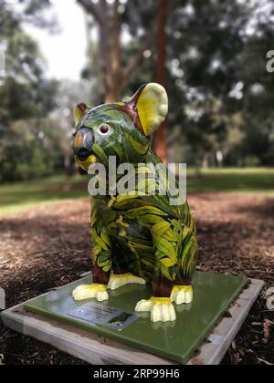 (190329) -- CANBERRA, 29. März 2019 (Xinhua) -- Eine Koala-Statue ist im Australian National Botanic Gardens in Canberra, Australien, 28. März 2019 zu sehen. 14 ein Meter hohe Koala-Statuen, die von verschiedenen Künstlern dekoriert wurden, sind über die Australian National Botanic Gardens verteilt und können vom 1. Bis 31. März auf dem Boden von Besuchern entdeckt werden, die Geschichten hinter sich haben. Megan Donaldson, die Koordinatorin der Gartenbesuchererfahrung, sagte, dass die Pop-up-Statuen darauf abzielen, das Bewusstsein für australische Pflanzen und einheimische Tiere zu schärfen. (Xinhua/Bai Xu) ZUM MITNEHMEN: Australische Nationalbotani erkunden Stockfoto