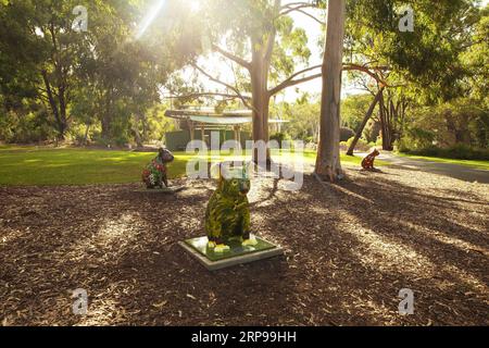 (190329) -- CANBERRA, 29. März 2019 -- Koala-Statuen sind im Australian National Botanic Gardens in Canberra, Australien, 28. März 2019 zu sehen. 14 ein Meter hohe Koala-Statuen, die von verschiedenen Künstlern dekoriert wurden, sind über die Australian National Botanic Gardens verteilt und können vom 1. Bis 31. März auf dem Boden von Besuchern entdeckt werden, die Geschichten hinter sich haben. Megan Donaldson, die Koordinatorin für Gartenbesuchererfahrung, sagte, dass die Pop-up-Statuen darauf abzielen, das Bewusstsein für australische Pflanzen und einheimische Tiere zu schärfen. ZUM MITNEHMEN: Australian National Botanic Gardens mit Koalas A erkunden Stockfoto